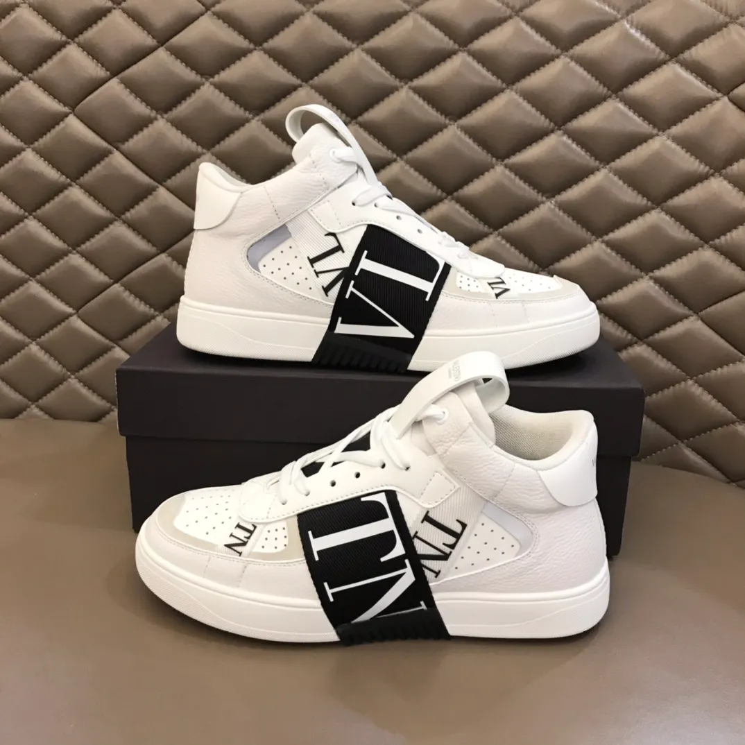 p480 "VALETINO**" new high-top 🆕 calfskin lace-up sneakers. No man should be able to refuse these shoes. The classic color scheme is so handsome! Purchase a high-precision replica of the original version to instantly sell off the market currency! 6 VLTN logo rubber effect straps - Valentino Garavani Logo printed on the back and tongue, all materials are customized to ensure quality! Size: 38-44